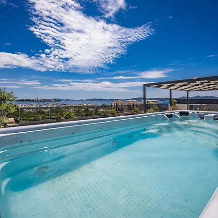 Olive Luxe Penthouse With Jacuzzi And Sea View