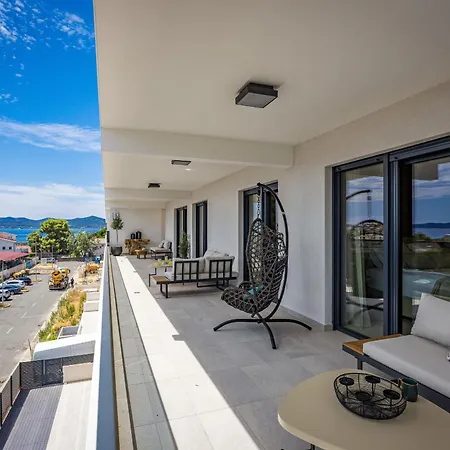 Olive Luxe Penthouse With Jacuzzi And Sea View Apartment